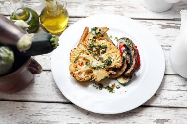 Vejetaryen yemek. Mantarlı pişmiş karnabahar otlar ile servis.