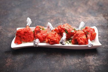 Tay tarzı tavuk. Aromatik renkli oryantal mutfağı.