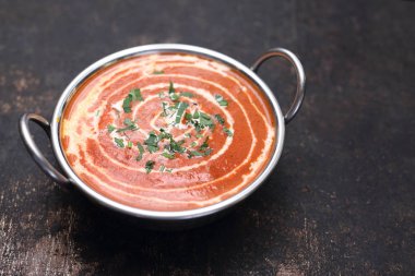 Hint domates çorbası. Aromatik kremalı domates çorbası carol ve hindistan cevizi sütü ile servis