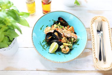 Deniz ürünleri, karides, midye, langoustines, kalamar, beyaz şarap ilavesi ile Makarna tagliatelle