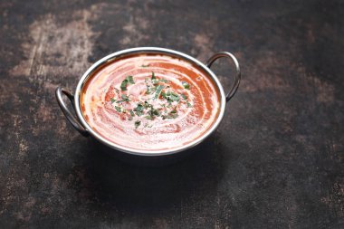 Tereyağı tavuk krem, tereyağı ve kaju biraz ile bir domates sosu tavuk keser