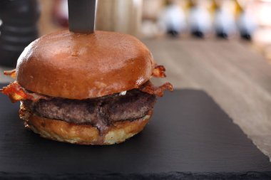 Pastırma ile sığır eti burger. Izgara dana pirzola bir topuz olarak.