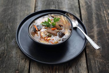 Ördek suyu, sebze ve baharat ile aromatik ördek çorbası.