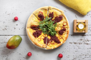 Pizza sebze ve roket yaprakları ile domates sosu ile.