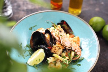 Deniz ürünleri ile Tagliatelle, karides, midye, langoustines, kalamar, beyaz şarap ilavesi ile