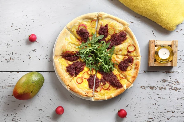 Pizza sebze ve roket yaprakları ile domates sosu ile.