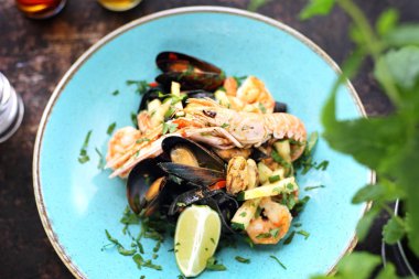 Deniz ürünleri ile Tagliatelle, karides, midye, langoustines, kalamar, beyaz şarap ilavesi ile