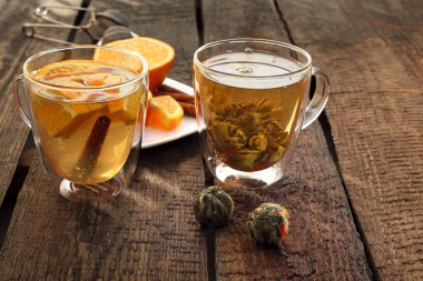 Portakal ile çiçek açan yeşil çay, sıcak aromatik içecek bir bardak.