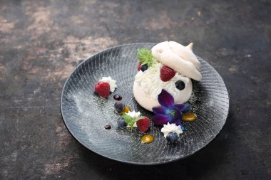 Krema ve meyve ile Beze. Tatlı tatlı.