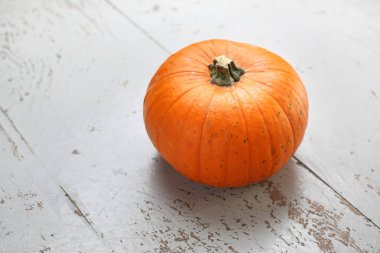 Beyaz tahtaların arka planında balkabağı.