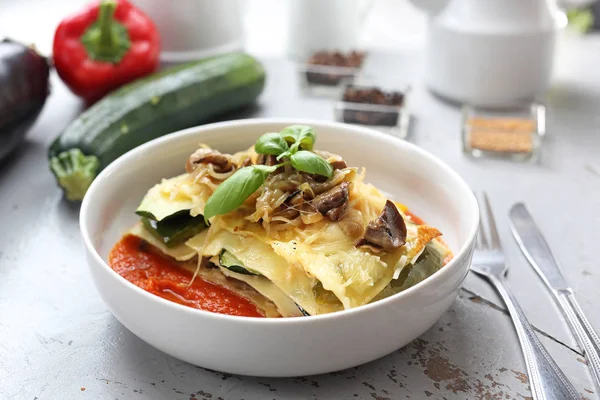 Lasanha vegetal com molho de pimenta doce. Produtos hortícolas em camadas com flocos de milho — Fotografia de Stock