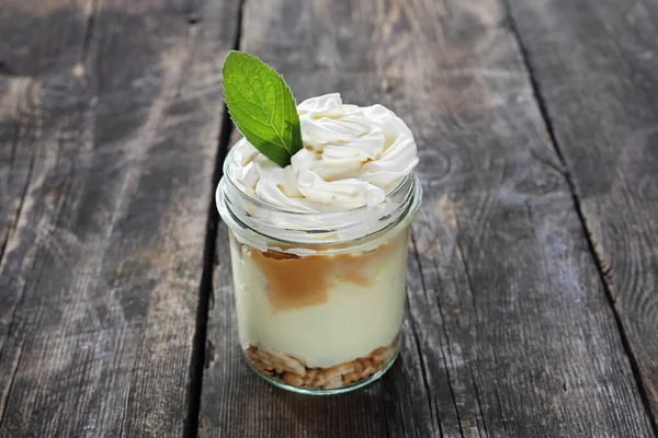 Dessert dans un bocal. Dessert sucré et crémeux avec crème fouettée — Photo