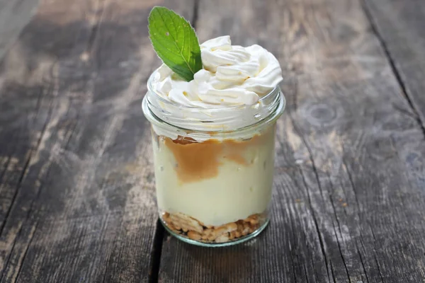 Dessert dans un bocal. Dessert sucré et crémeux avec crème fouettée — Photo