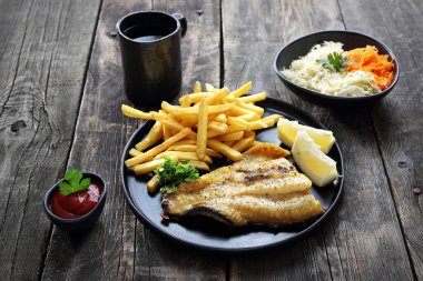 Balık, cips ve salata. Akşam yemeği