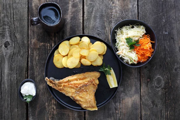 Рыба, чипсы и салат. Обед. вид сверху — стоковое фото