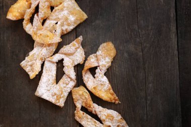 Melek kanatları. Geleneksel pudra şekerli kurabiye krepleri, bölgesel karnaval tatlıları..