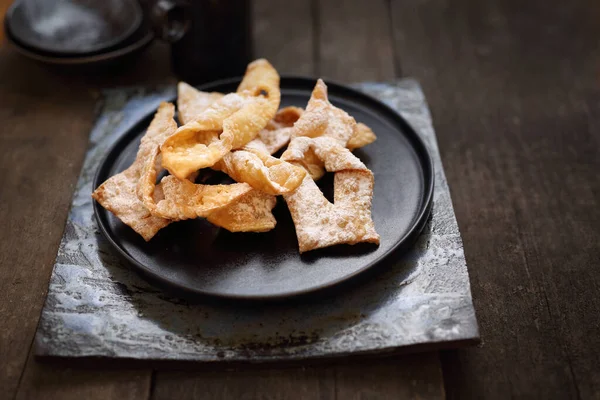 Crepes tradicionales de pan corto con azúcar en polvo, dulces regionales de carnaval . — Foto de Stock