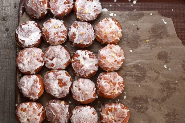 Donuts tradicionales con glaseado rellenos de mermelada . — Foto de Stock