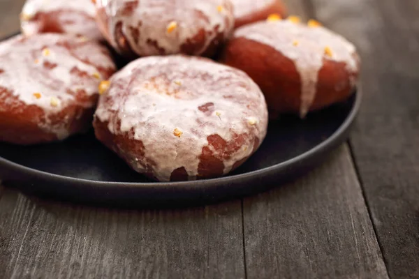 Donuts con glaseado rellenos de mermelada. Cocina regional — Foto de Stock