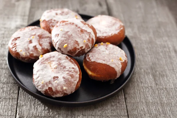 Donuts con glaseado rellenos de mermelada. Cocina regional — Foto de Stock