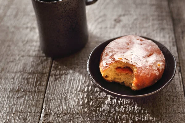 Donuts tradicionales con glaseado rellenos de mermelada . — Foto de Stock