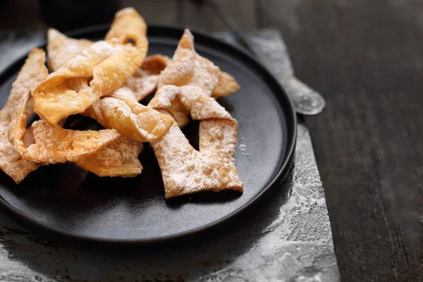 Alas de ángel.Crepes tradicionales de pan corto con azúcar en polvo, dulces regionales de carnaval . — Foto de Stock