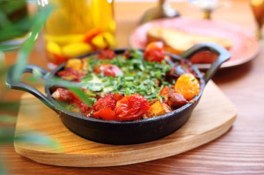 Sebzeli Shakshouka, bir tabak yahudi mutfağı. İştah açıcı yemek. Yemek servisini önermek. Mutfak Fotoğrafçılığı.