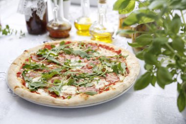 Olgun jambon ve roka ile pizza. Geleneksel İtalyan pizzası. Yemek servisi için öneri. Gıda arkaplanı.