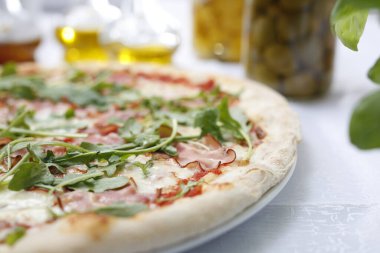 Olgun jambon ve roka ile pizza. Geleneksel İtalyan pizzası. Yemek servisi için öneri. Gıda arkaplanı.