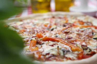 Enginarlı ve siyah zeytinli pizza. İtalyan mutfağı. Geleneksel İtalyan pizza. Yemek servisi için öneri. Yemek arkaplanı. Üst manzara.,