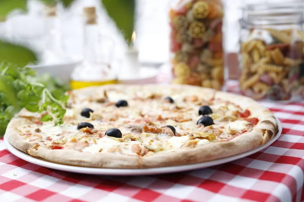 Пицца Артишоком Черными Оливками Итальянская Кухня Традиционная Итальянская Пицца Предложение — стоковое фото