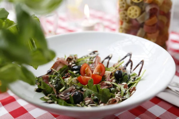 Salat Mit Parmaschinken Tomaten Und Balsamico — Stockfoto