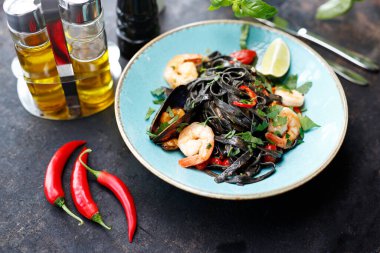 Deniz mahsullü makarna. Karides, midye ve ahtapotlu kara makarna. İştah açıcı yemek. Yemeği servis etmeyi öneriyorum. Mutfak fotoğrafçılığı.