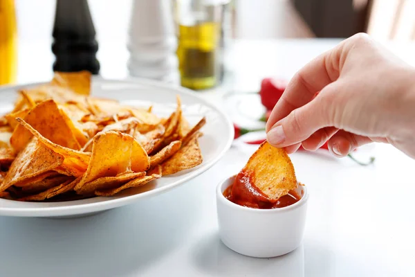 Nachos Gebakken Met Kaas Tomatensalsa Mexicaanse Keuken Een Smakelijke Snack — Stockfoto