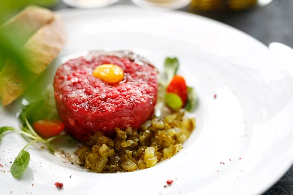 Gehakt Rundvlees Steak Tartaar Geserveerd Met Dooier Augurken Smakelijk Voorgerecht — Stockfoto