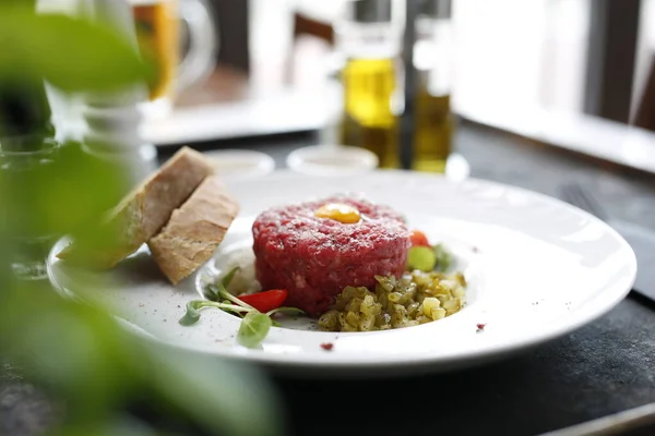 Rundtartaar Met Augurken Smakelijk Voorgerecht Suggestie Schotel Serveren Culinaire Fotografie — Stockfoto