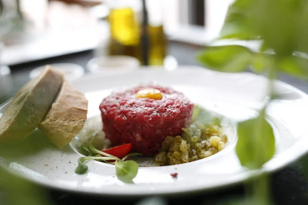 Rundtartaar Met Augurken Smakelijk Voorgerecht Suggestie Schotel Serveren Culinaire Fotografie — Stockfoto