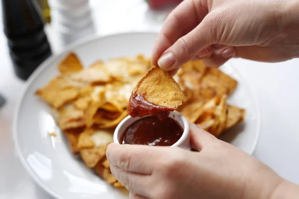 Nachos Gebakken Met Kaas Tomatensalsa Mexicaanse Keuken Een Smakelijke Snack — Stockfoto