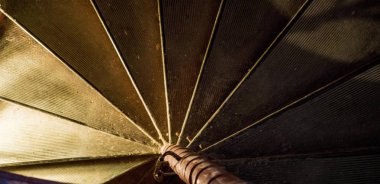 koyu soyut arka plan helisel sarmal merdiven merdiven