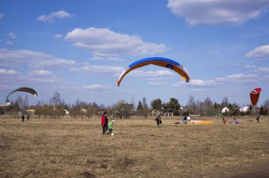 Yamaç paraşütü tarlaların, toprağın arka planına doğru uçar. Yukarıdan görüntüleyin. Yamaç paraşütü