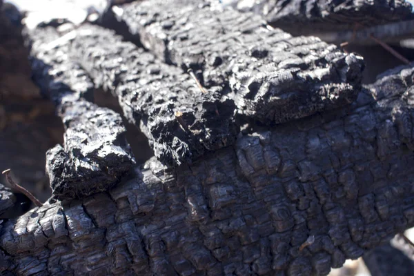 Cenizas de fuego naturales con textura de carbón negro gris oscuro. Es una roca dura negra inflamable. espacio de copia — Foto de Stock