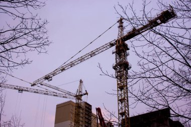 Gökyüzü cran arka planı ile inşa