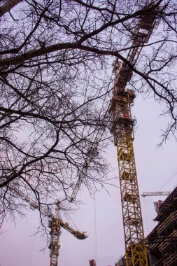 Gökyüzü cran arka planı ile inşa