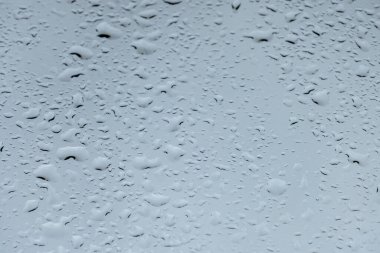 Bokeh 'in dokusu gökyüzünün önündeki cama düşer.