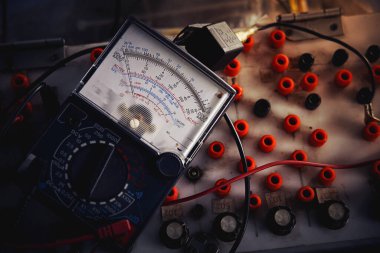 Çoklu metre analog. Laboratuvarlarda sanayi ve eğitim için çoklu ölçü. Elektronik laboratuvar ekipmanlarının işlevlerini çoklu metre ile onarılıyor ve kontrol ediliyor.
