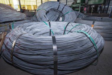 Çelik çubuklar şekilli. Depoda pek çok çeşit demir tüp, karbon çeliği, demir borular var. Çelik türleri inşaat ve inşa sistemlerinde yenidir..