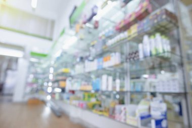 Eczane perakende satış geçmişi, ecza dolabındaki sağlık ürünleri ile birlikte bulanık. Geçmişi bulanık eczane içi. Eczanedeki raflarda duran ilaçların odaklı olmayan görüntüsü..