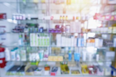 Eczane, eczane, eczane içleri eczanedeki raflarda düzenlenmiş ilaçlar. Bulanık ilaçları olan kapalı bir eczane..