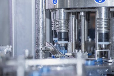 Su fabrikasında modern su filtreleme sistemi, elektronik kontrol paneli ve tank. Su fabrikasında su şişeleme hattı. Üretimin her adımı temiz ve güvenli..