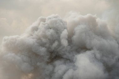 Şiddetli yangınlardan yükselen yoğun beyaz duman, duman arka planı, kıvrık beyaz duman arka planı.